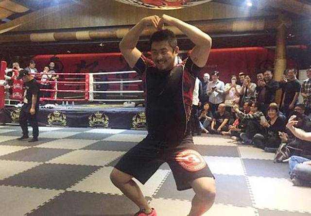 쉬샤오둥이 익살스러운 몸짓으로 중국 전통 무술을 조롱하고 있다.