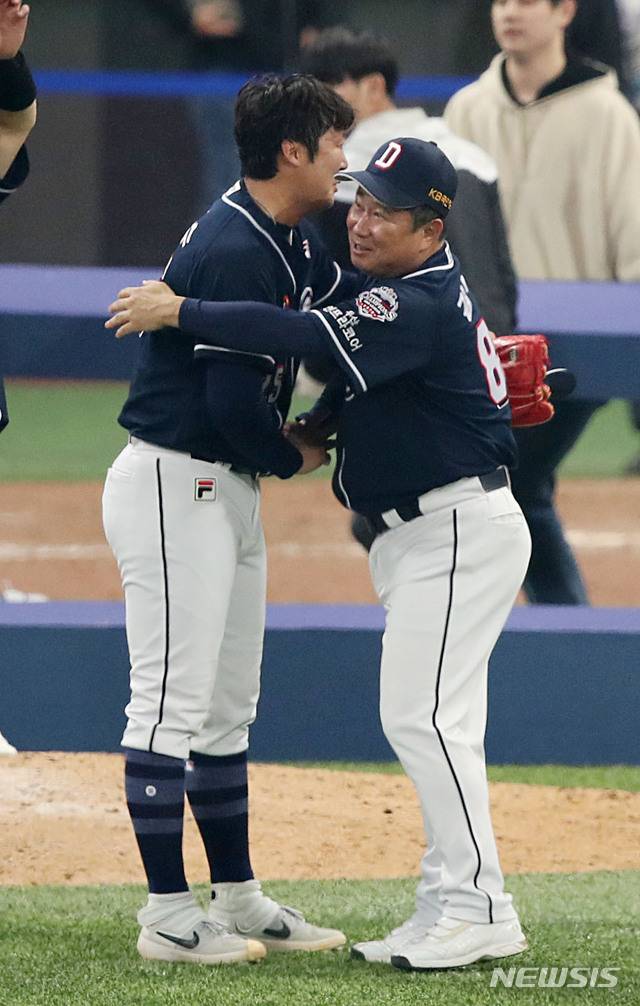 【서울=뉴시스】김진아 기자 = 26일 오후 서울 구로구 고척스카이돔에서 열린 2019 KBO 한국시리즈 키움 히어로즈와 두산 베어스의 4차전 경기, 11:9로 승리하며 한국시리즈에 우승한 두산 김태형 감독과 배영수 선수가 포옹을 하고 있다. 2019.10.26. bluesoda@newsis.com
