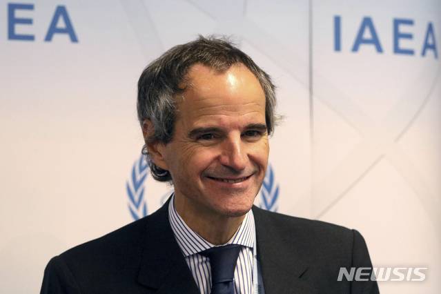 29일 유엔 IAEA 새 사무총장으로 뽑힌 라파엘 그로시 대사가 9월 비엔나에서 기자회견을 하고 있다    AP