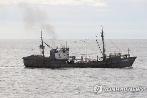 지난 7일 동해 대화퇴 해역에서 일본 수산청 단속선과 충돌한 뒤 침몰한 북한어선. [일본 수산청 촬영, 연합뉴스 자료사진]