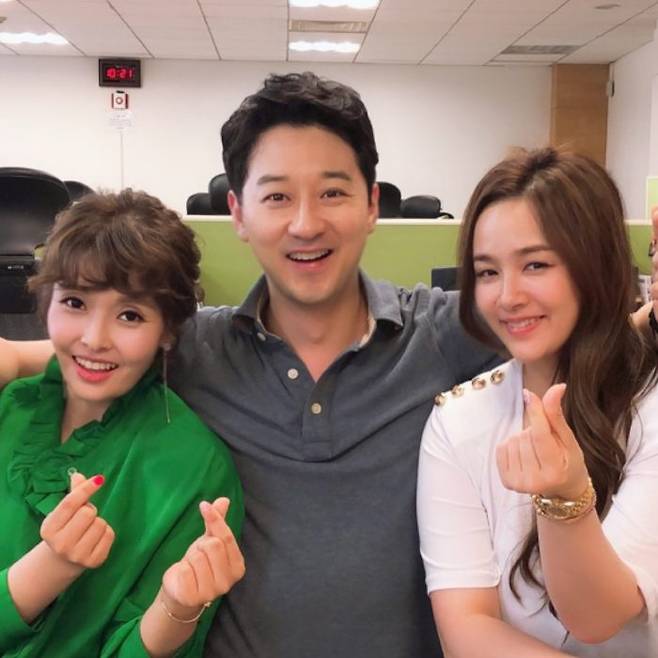 왼쪽부터 이승연 아나운서, 오언종 아나운서, 김보민 아나운서가 포즈를 취하고있다