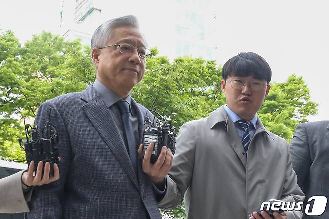 KT 채용 비리에 관여한 혐의를 받는 이석채 전 KT 회장이 30일 오전 서울 양천구 남부지방법원에서 열린 구속 전 피의자 심문(영장실질심사)에 출석하고 있다. 2019.4.30/뉴스1 © News1 성동훈 기자