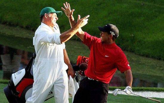 타이거 우즈가 2005년 마스터스 최종일 16번홀에서 신기의 어프로치 샷을 선보인 뒤 캐디 스티브 윌리엄스와 기뻐하고 있다.