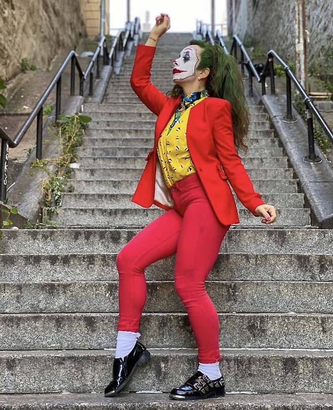 'Joker Stairs' 이라는 해쉬태그와 함께 SNS상에는 수많은 조커 패러디 이미지가 검색된다. [인스타그램]