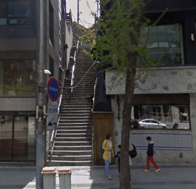 SNS상에서 이태원 조커 계단이라 이름지어진 이태원 3번 출구 인근에 위치한 계단. [인스타그램 캡쳐]