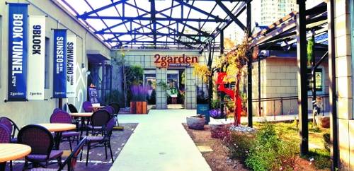 편의점 이마트24가 최근 대구광역시 북구의 한 폐공장 터에 연 복합 문화시설 ‘투가든’. 흉물스럽게 방치됐던 건축물이 ‘레트로’ 양식 건축물로 변신했다. 이마트 제공