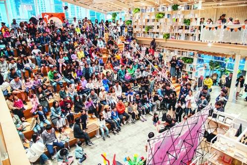 세정그룹이 옛 물류창고를 리모델링한 ‘동춘175’에서 열린 마술쇼 공연 모습. 세정그룹 제공