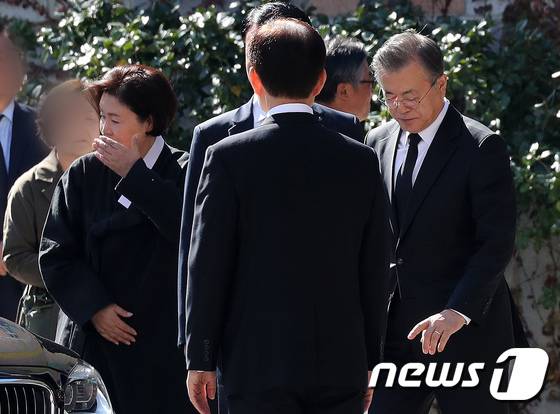 문재인 대통령(오른쪽)과 부인 김정숙 여사가 31일 문 대통령의 모친인 고 강한옥 여사의 장례미사를 마친뒤 장지로 이동하기 위해 나서고 있다. /사진=뉴스1