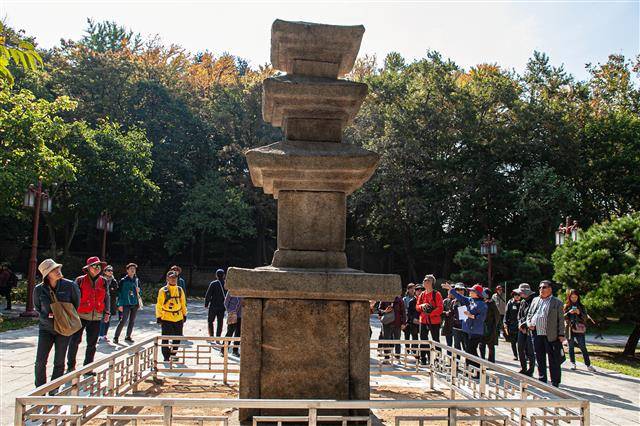 안국사 뜰로 옮겨진 낙성대 삼층석탑. 비석이 아닌 석탑을 집에 세운 희귀한 사례다.