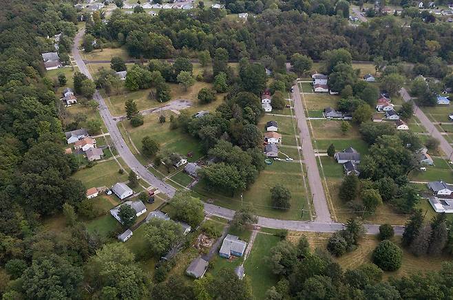 ⓒ시사IN 이명익오하이오주 영스타운 맥거피 지역의 전경. 빈집이 철거된 곳이 잔디밭으로 바뀌었다.