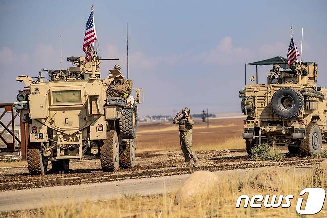31일(현지시간) 미군 병력이 터키와 국경을 맞댄 시리아 북동부 국경마을을 순찰하고 있다. © AFP=뉴스1