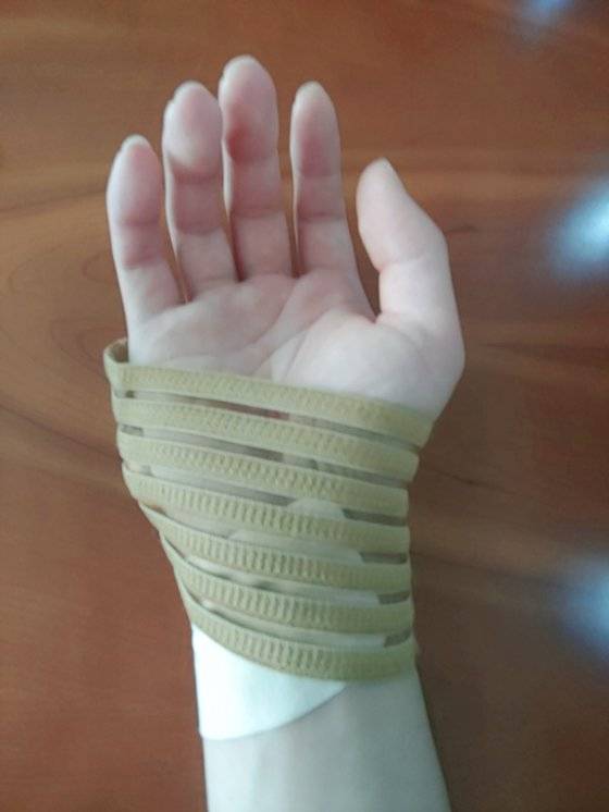 로스쿨 학생 C씨가 오른손에 손목보호대를 한 모습. 변호사시험과 모의고사, 로스쿨 중간고사와 기말고사 모두 손으로 적어야 하기 때문에 상당수 로스쿨 학생들이 손목 통증을 참지 못하고 손목보호대를 한다. 박지영 인턴기자
