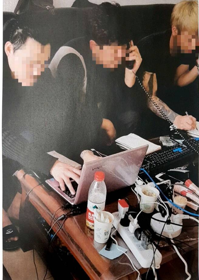 중국 연변의 조직폭력배와 연합해 보이스피싱을 운영하던 보이스피싱범이 경찰에 붙잡혔다. 사진은 콜센터팀이 피해자에게 전화를 돌리고 있는 모습. 이 사진은 검거된 조직원의 휴대폰에서 확보됐다. [제공=서울 양천경찰서]