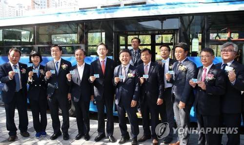 창원∼김해 시내버스 광역환승 할인 기념식 (김해=연합뉴스) 김경수 경남도지사, 허성곤 김해시장 등 참석자들이 1일 경남 김해시 김해서부문화센터에서 열린 '창원∼김해 시내버스 광역환승 할인 기념식'에서 촬영하고 있다. 2019.11.1 [김해시 제공. 재판매 및 DB 금지] image@yna.co.kr