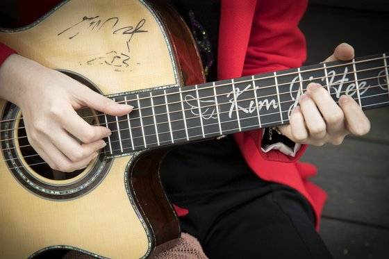 지희씨는 섬세하고 부드러운 핑거스타일 연주가 장점이다. 장진영 기자