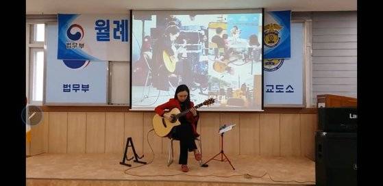 지희씨는 현재까지 약 500여 회의 공연을 가졌다. 사진은 대전교도소 직원 대상 스토리텔링 콘서트 모습. [사진 이순도]