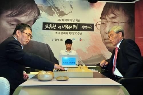 '30년만의 응씨배' 조훈현 9단(오른쪽)과 녜웨이핑 9단 (서울=연합뉴스) 조훈현 9단이 2일 서울 한국기원 바둑TV스튜디오에서 열린 '초대 응씨배 제패 30주년 특별대국'에서 녜웨이핑 9단과 대국하고 있다. 2019.11.2 [한국기원 제공]