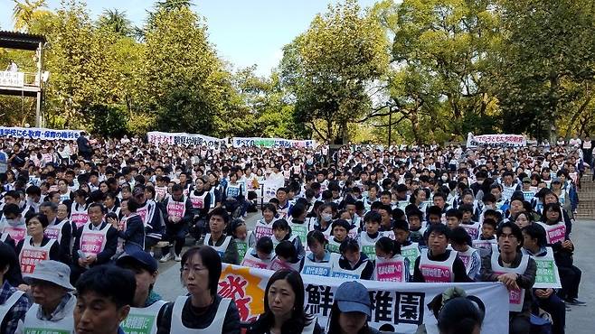 재일동포와 일본 시민들이 2일 도쿄 지요다구 히비야공원에서 조선학교 유아교육 무상화 제외 조처에 반대하는 집회에 참석해 있다.