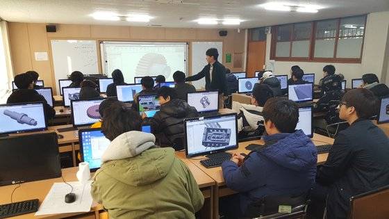 대학 건축학과 학생들이 컴퓨터 캐드(CAD) 프로그램을 이용해 설계 실습을 하고 있다. [중앙포토]