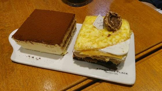 투썸플레이스가 선보인 신메뉴 떠먹는 헤이즐넛 생크림 크레이프. [사진 CJ푸드빌]