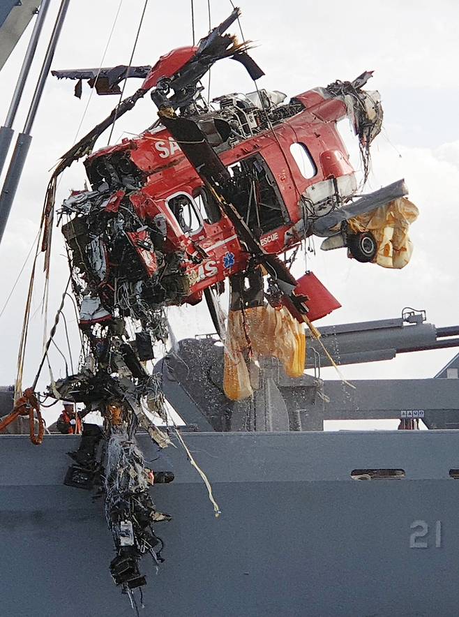 독도 인근 해상에서 추락한 소방헬기가 3일 오후 해군 청해진함에 의해 인양되고 있다. 출처=연합뉴스