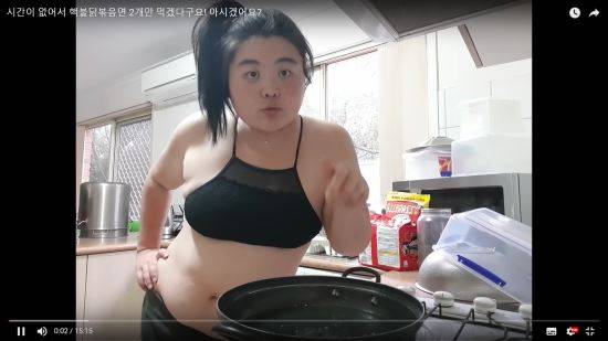 이슈가 됐던 '시간이 없어서 핵불닭볶음면 2개만 먹겠다구요! 아시겠어요?' 영상. 구도쉘리 유튜브 캡처