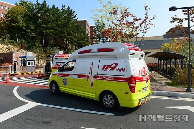 지난 2일 수습된 시신 2구가 3일 헬기편으로 대구공항에 도착한 뒤 구급차로 계명대 동산병원으로 이송되고 있다.[사진=김병진기자]