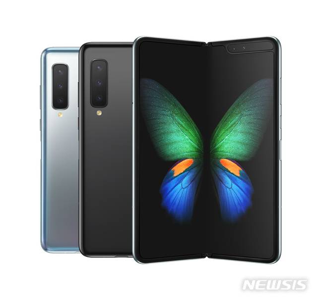 【서울=뉴시스】전신 기자 = 삼성전자가 폴더블 스마트폰 '갤럭시 폴드 5G(Galaxy Fold 5G)'를 오는 21일부터 삼성전자 홈페이지와 전국 삼성 디지털 프라자, 모바일 스토어, 이동통신사 매장 등에서 일반 판매를 시작한다. 2019.10.20. (사진=삼성전자 제공) photo@newsis.com