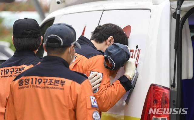 【울릉=뉴시스】이무열 기자 = 3일 오전 경북 울릉군 보건의료원에서 독도 인근 해상에 추락한 소방헬기 시신을 이송한 뒤 중앙119구조본부 대원들이 오열하고 있다. 2019.11.03.lmy@newsis.com