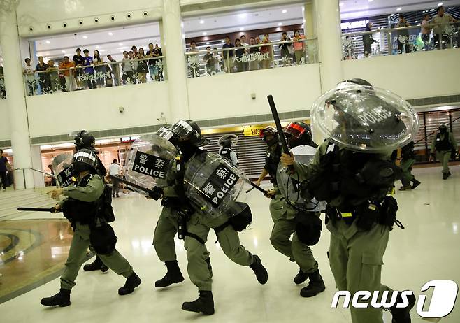 홍콩 경찰이 타이포에 있는 쇼핑몰에 진입, 시위 진압에 나서고 있다. © 로이터=뉴스1 © News1 박형기 기자