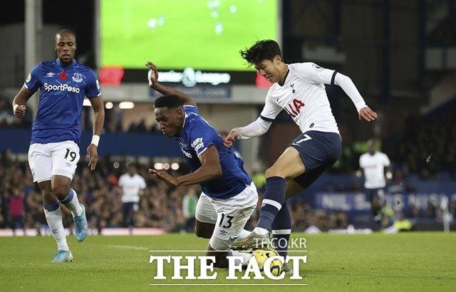 토트넘의 손흥민이 4일 에버튼과의 EPL 11라운드에서 시즌 3호 도움을 기록하고도 안드레 고메스에게 거친 파울을 해 시즌 첫 퇴장을 당했다. 사진은 손흥민의 에버튼전 경기 장면./리버풀=AP.뉴시스