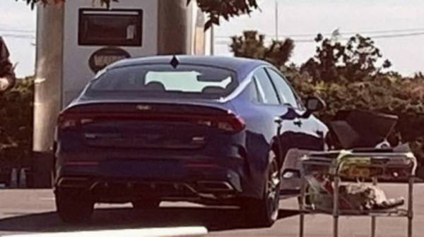 기아자동차가 오는 12월 출시할 ‘K5 풀체인지(프로젝트명 DL3)’가 해외에서 위장막 없이 그대로 노출됐다.