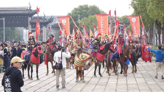 지난달 26일 중국 한족의 전통 복장인 한푸(漢服) 축제인 제7회 시탕 한푸 문화제가 개막했다. 개막행사 ‘왕조카니발’의 선두 대열인 무사복장의 기마대가 행사를 기다리고 있다. 주최측은 명나라 황제의 행차를 그린 ‘출경입필도(出警入?圖)’를 재현했다고 밝혔다. 사진=장창관 프리랜서