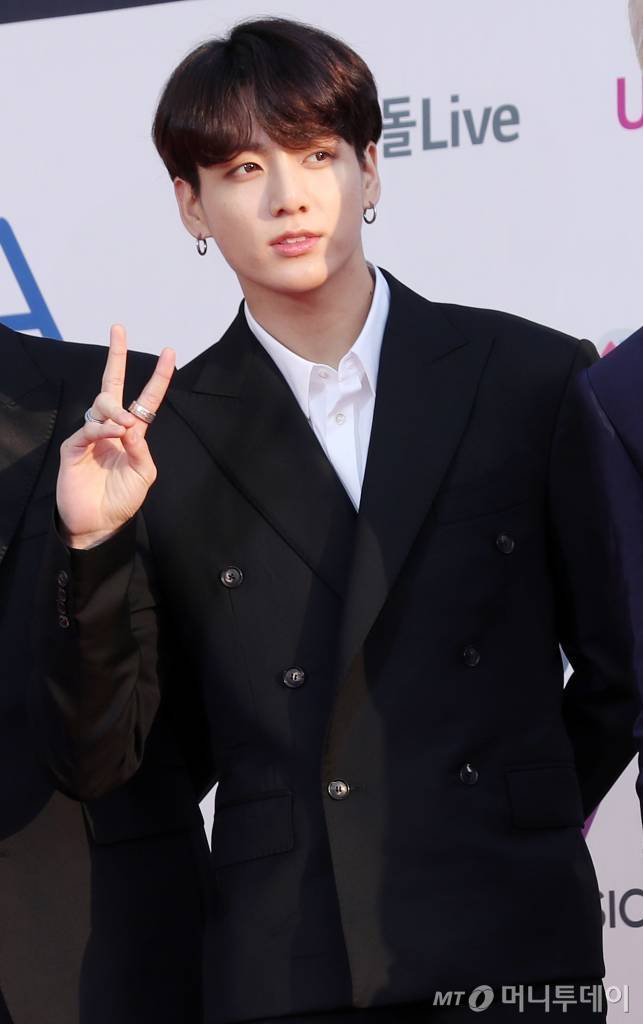 그룹 방탄소년단 정국이 지난 4월 24일 오후 인천 남동구 남동체육관에서 진행된 더팩트뮤직어워즈 레드카펫 포토월에 참석해 포즈를 취하고 있다./사진=김휘선 기자