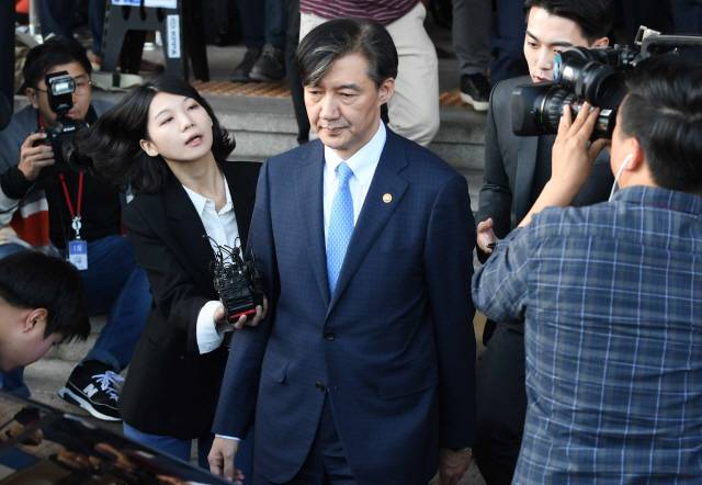 조국 전 법무부 장관이 14일 오후 사퇴 의사를 밝힌 뒤 경기 과천시 정부과천청사 법무부를 나서고 있다./권욱기자