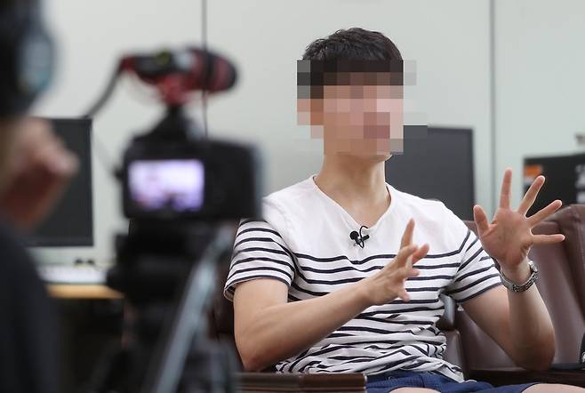 박찬주 사령관 부부의 ‘갑질’을 겪은 공관병이었던 군인권센터 제보자가 4일 오전 당시 심경을 밝히고 있다. 신소영 기자 viator@hani.co.kr