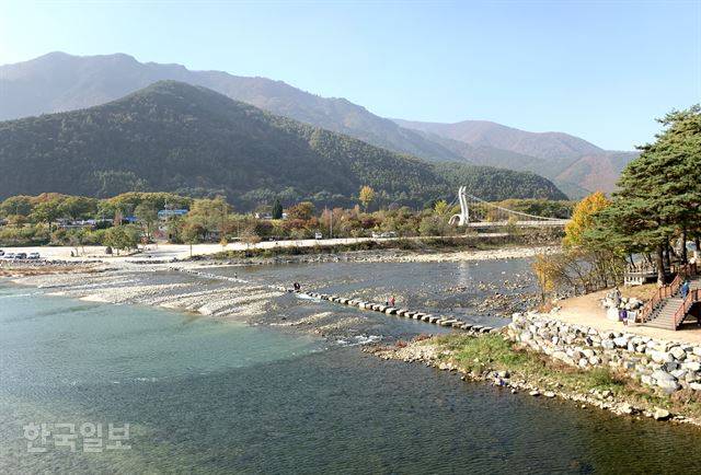 골지천(아래)과 송천(오른쪽)이 만나는 아우라지. 송천의 물빛이 조금 더 탁하다.
