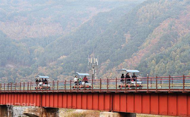 구절리역에서 레일바이크를 탄 여행객이 아우라지역으로 달리고 있다.