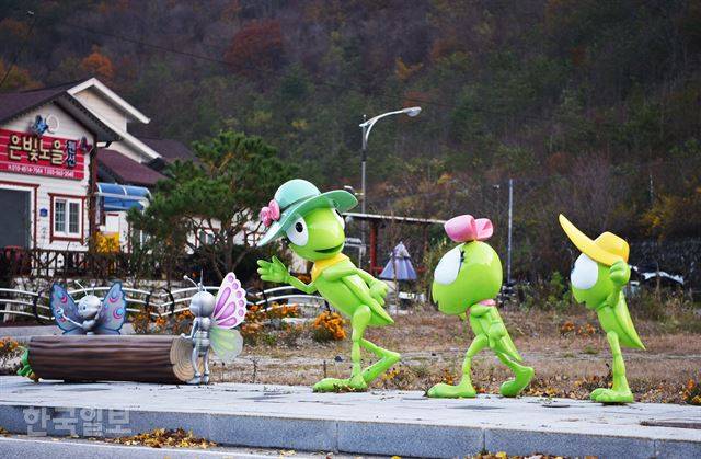 구절리역 앞의 애니메이션 ‘벅스라이프’ 조형물.