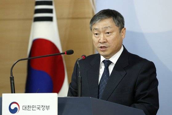 박백범 교육부 차관이 5일 오후 서울 종로구 정부서울청사에서 학생부종합전형 실태조사 결과를 브리핑하고 있다. [뉴스1]