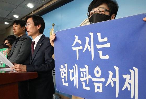 자유한국당 조경태 의원이 지난 9월 국회 정론관에서 학종 폐지 요구 기자회견을 하고 있다. [연합뉴스]
