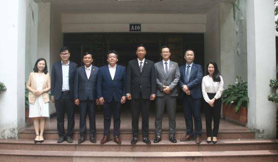 (왼쪽 네번째부터)국제협력국 짱킴 롱 국장, 고영학 로얄케이 회장, 박민 하이테크 팜 대표, 홍승철 농업회사 풍년 대표가 기념촬영을 하고 있다. 하이테크 팜 제공