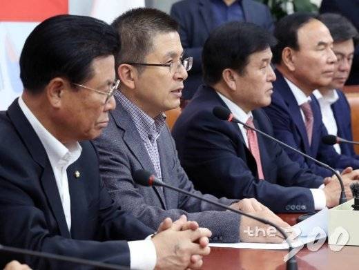 황교안 자유한국당 대표가 4일 오후 서울 여의도 국회에서 열린 총선기획단 임명장 수여식 및 1차 회의에서 발언하고 있다. / 사진=홍봉진 기자 honggga@