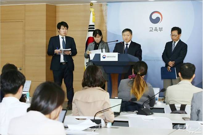 박백범 교육부차관이 5일 학생부종합전형 실태조사 결과를 발표하고 있다.(사진 = 교육부 제공)