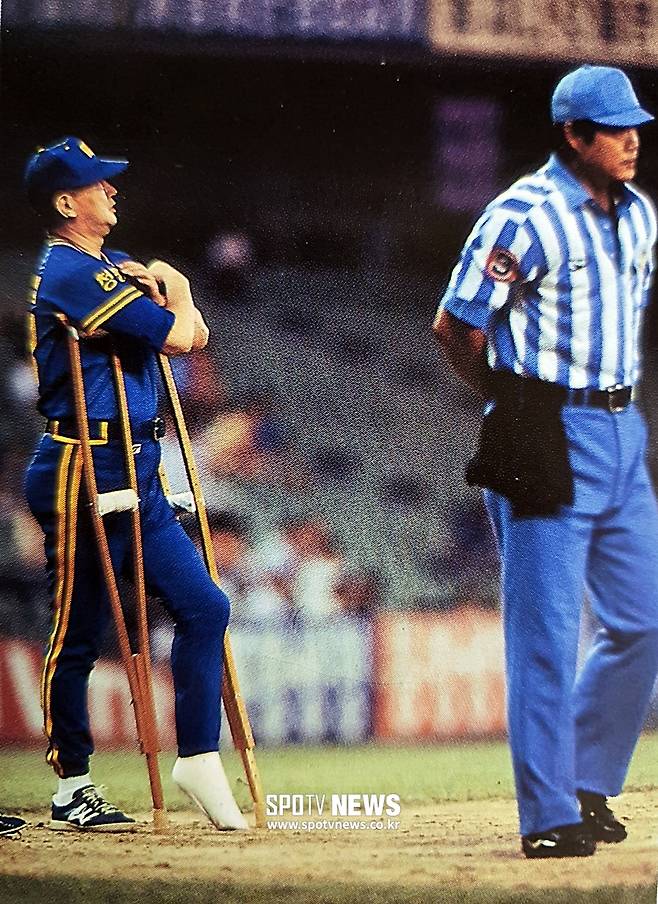 ▲ 1980년대 MBC 청룡 감독을 맡은 고 김동엽 감독이 깁스를 한 다리를 이끌고 나와 목발을 짚은 채 뒤돌아선 심판에게 항의를 하고 있다. 김 감독은 쇼맨십이 타의 추종을 불허했다. ⓒKBO