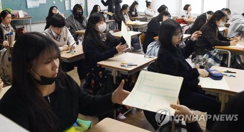 긴장감이 감도는 고3 교실 지난 10월 15일 오전 서울 마포구 서울여자고등학교에서 3학년 학생들이 2020학년도 대학수학능력시험 전 마지막 모의고사인 '전국연합학력평가'를 진행하고 있는 모습 [연합뉴스 자료사진]