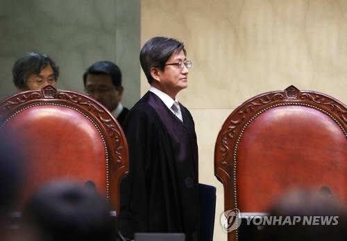 전원합의체 입장하는 김명수 대법원장 [연합뉴스 자료사진]