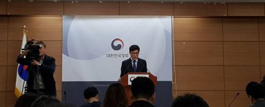 이문기 국토교통부 주택토지실장은 6일 주거정책심의위원회 심의·의결 후 열린 브리핑에서 민간택지 분양가상한제 적용 지역 및 조정대상지역 해제 방안에 대해 발표하고 있다.