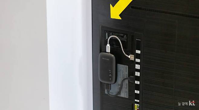 UHD4가 TV에 설치된 모습<사진=KT>