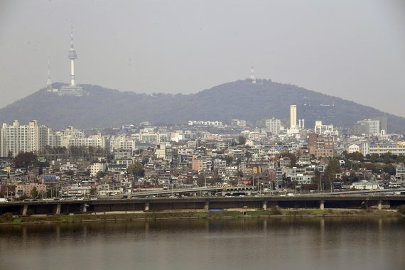 국토교통부는 주거정책심의위원회 심의·의결을 거쳐 분양가상한제 적용 지역 지정 및 조정대상지역 일부 해제를 발표했다. 6일 서울 신반포에서 바라본 용산구 보광동과 한남동의 모습. 사진=박범준 기자